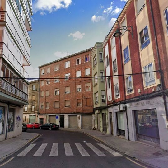 Corte de tráfico en la calle Pardo Bazán de León por obras de Saleal