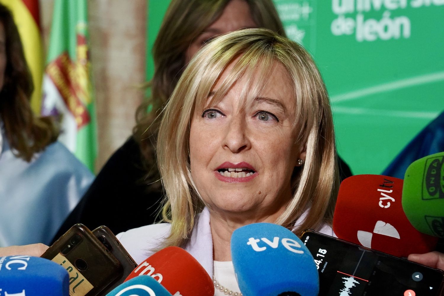 Entrega de la Medalla Reina Urraca a la presidenta del TSJCyL, Ana del Ser | Carlos S. Campillo / ICAL