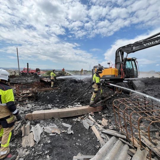 Los bomberos de la Diputación trabajan en la extinción total del incendio en la nave de La Bañeza tras más de un mes activo