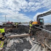 Los bomberos de la Diputación trabajan en la extinción total del incendio en la nave de La Bañeza tras más de un mes activo