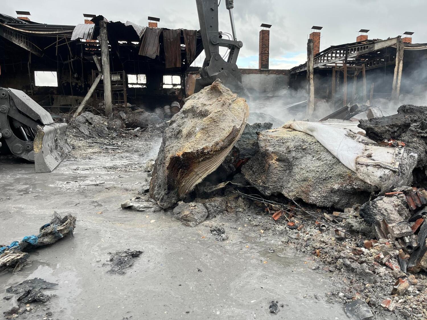 Intervención de los Bomberos de la Diputación en el incendio de la nave de La Bañeza | Diputación de León