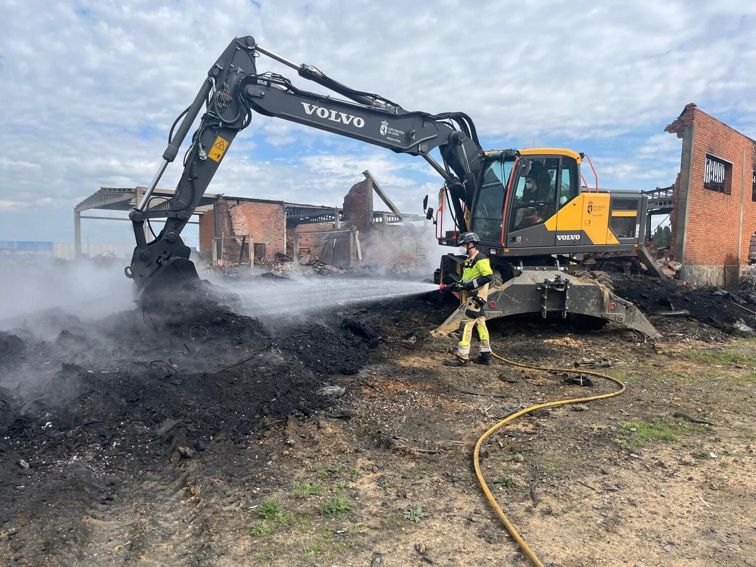 Intervención de los Bomberos de la Diputación en el incendio de la nave de La Bañeza | Diputación de León
