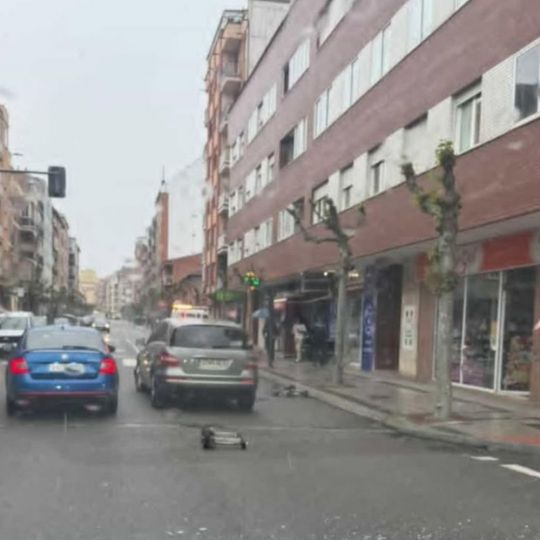 Una grúa vuelve a perder un coche en León en pleno remolque | Ig: Cazurreo