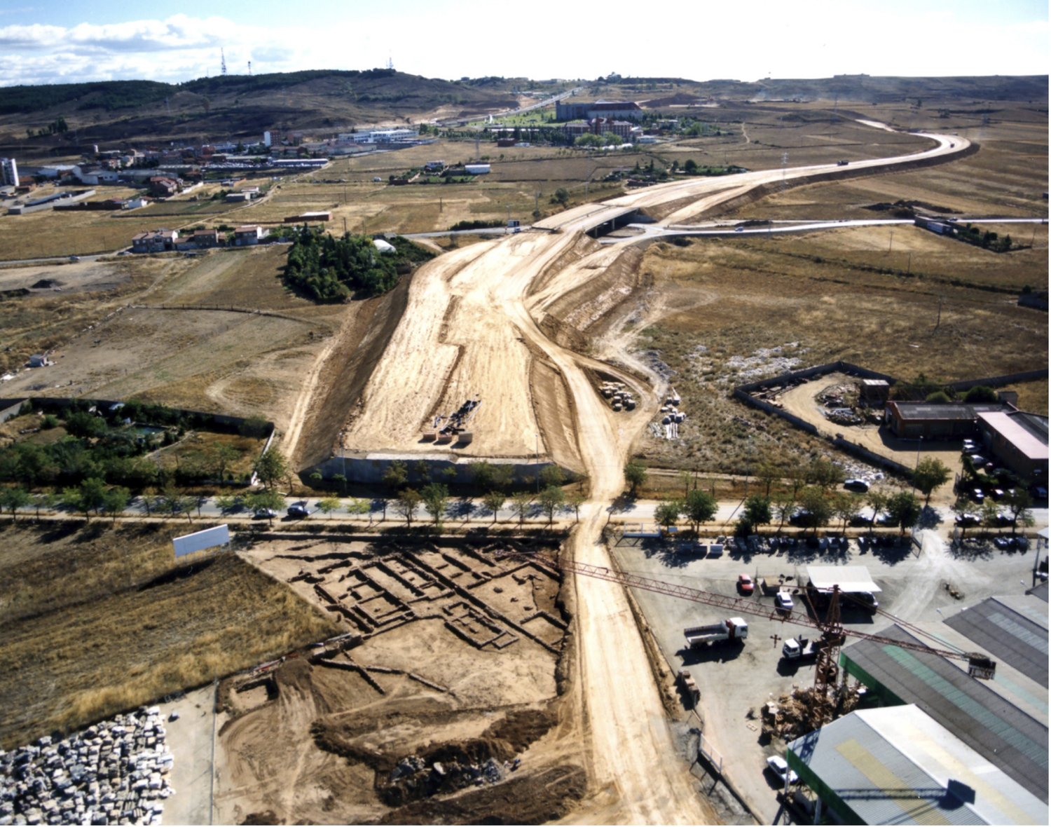 Ad Legionem - Vista aérea de la intersección de la carretera del Cementerio con la Ronda Sur, durante su construcción | J. C. Álvarez Ordás
