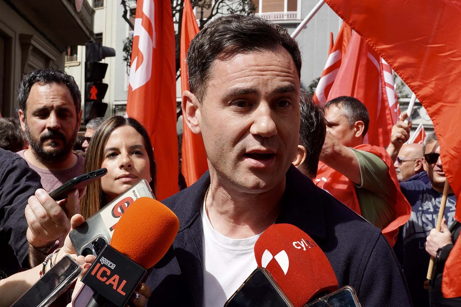 Javier Alfonso Cendón muestra su apoyo a José Luis Rodríguez Zapatero tras su imputación en el 'caso Plus Ultra' Javier Alfonso Cendón muestra su apoyo a José Luis Rodríguez Zapatero tras su imputación en el 'caso Plus Ultra'