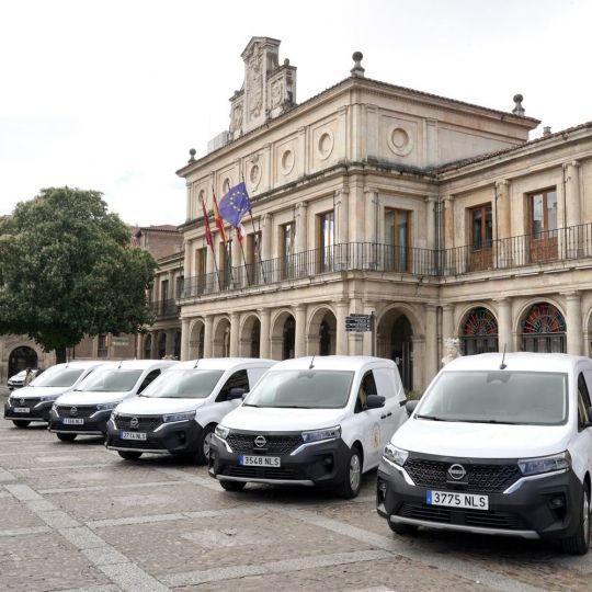 Del diésel al enchufe: León renueva su flota municipal con seis nuevos vehículos eléctricos | Carlos S. Campillo / ICAL
