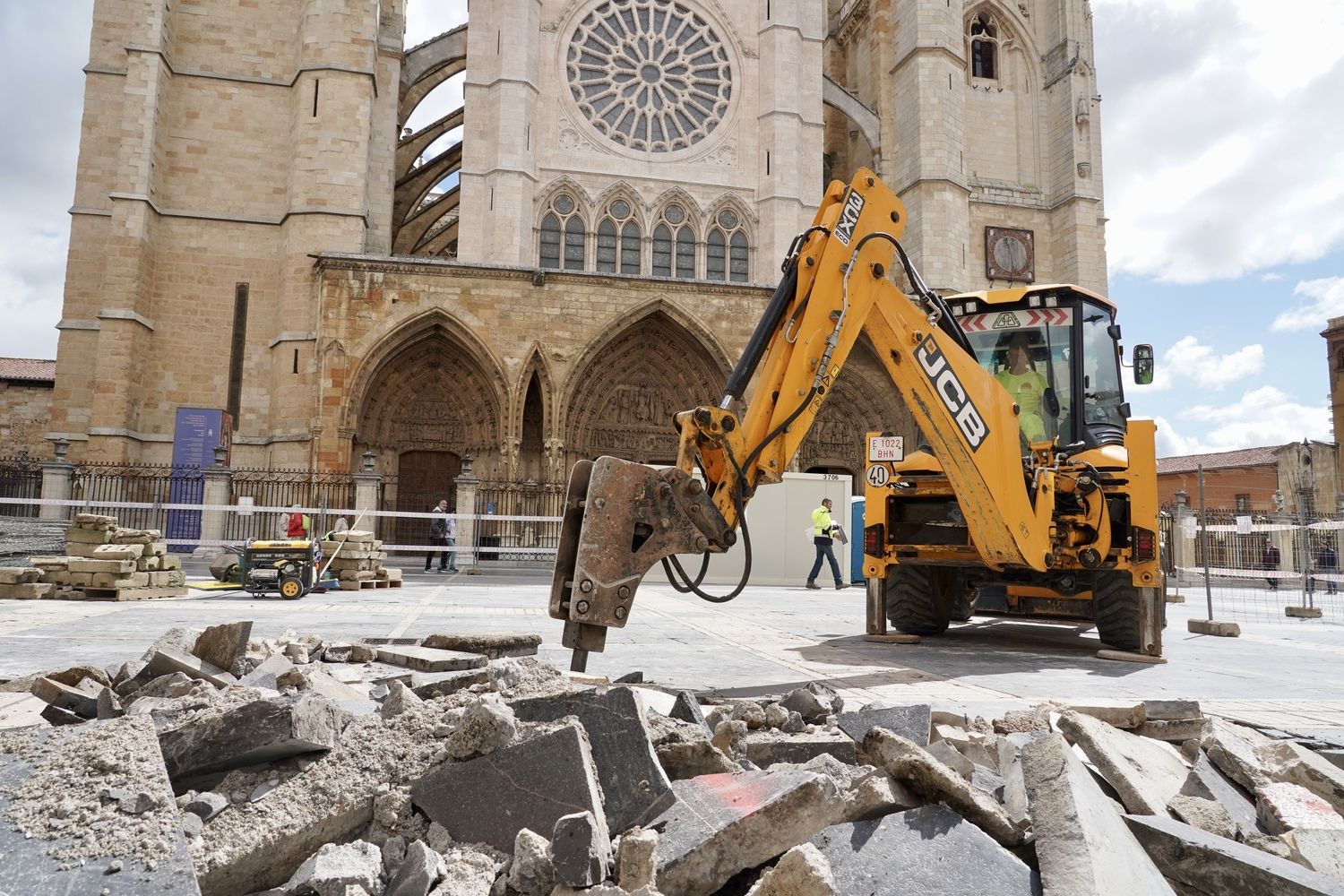 Obras de remodelación del pavimento en la Plaza de Regla de León | Carlos S. Campillo / ICAL