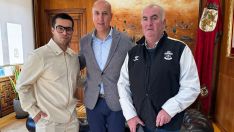 El alcalde de León recibe al diseñador Erik Bruccia tras su premio en la Fashion Week de Madrid