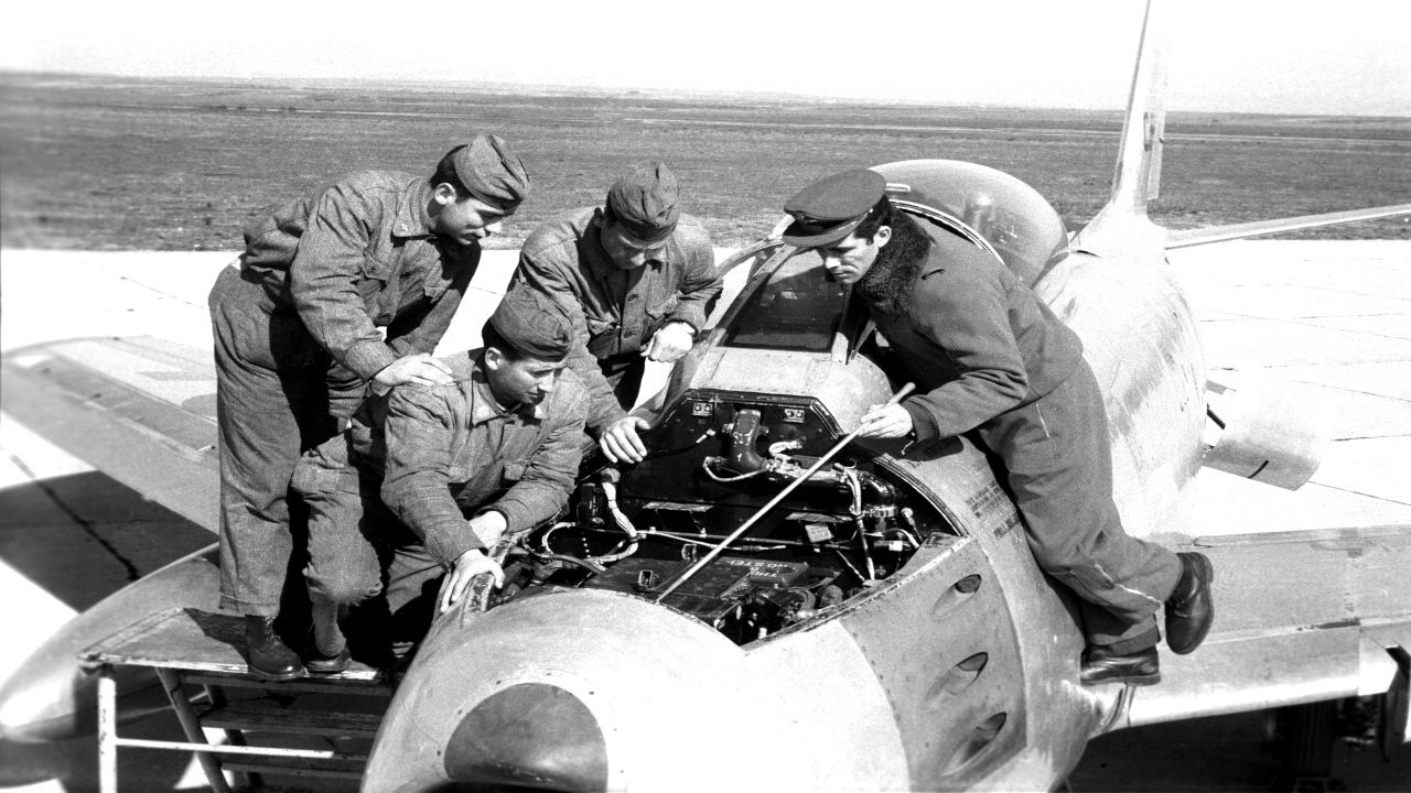 Revisión de un F-86 Sabre en la Academia Básica del Aire y del Espacio de La Virgen del Camino | Ejercito del Aire y del Espacio