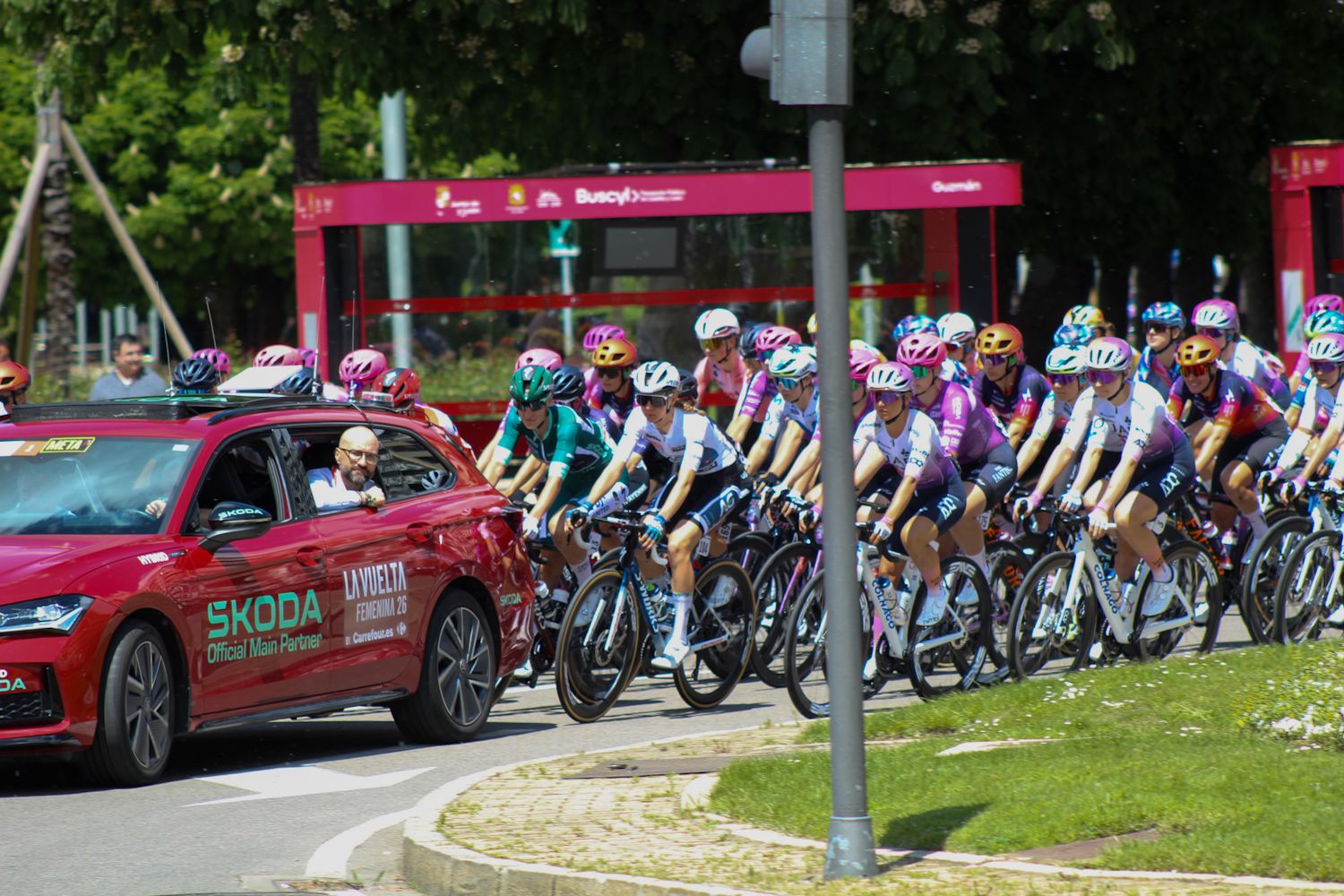 Las ciclistas de La Vuelta Femenina toman las calles de León | José Martín