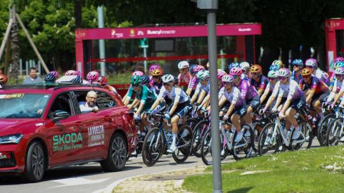 Las ciclistas de La Vuelta Femenina toman las calles de León | José Martín