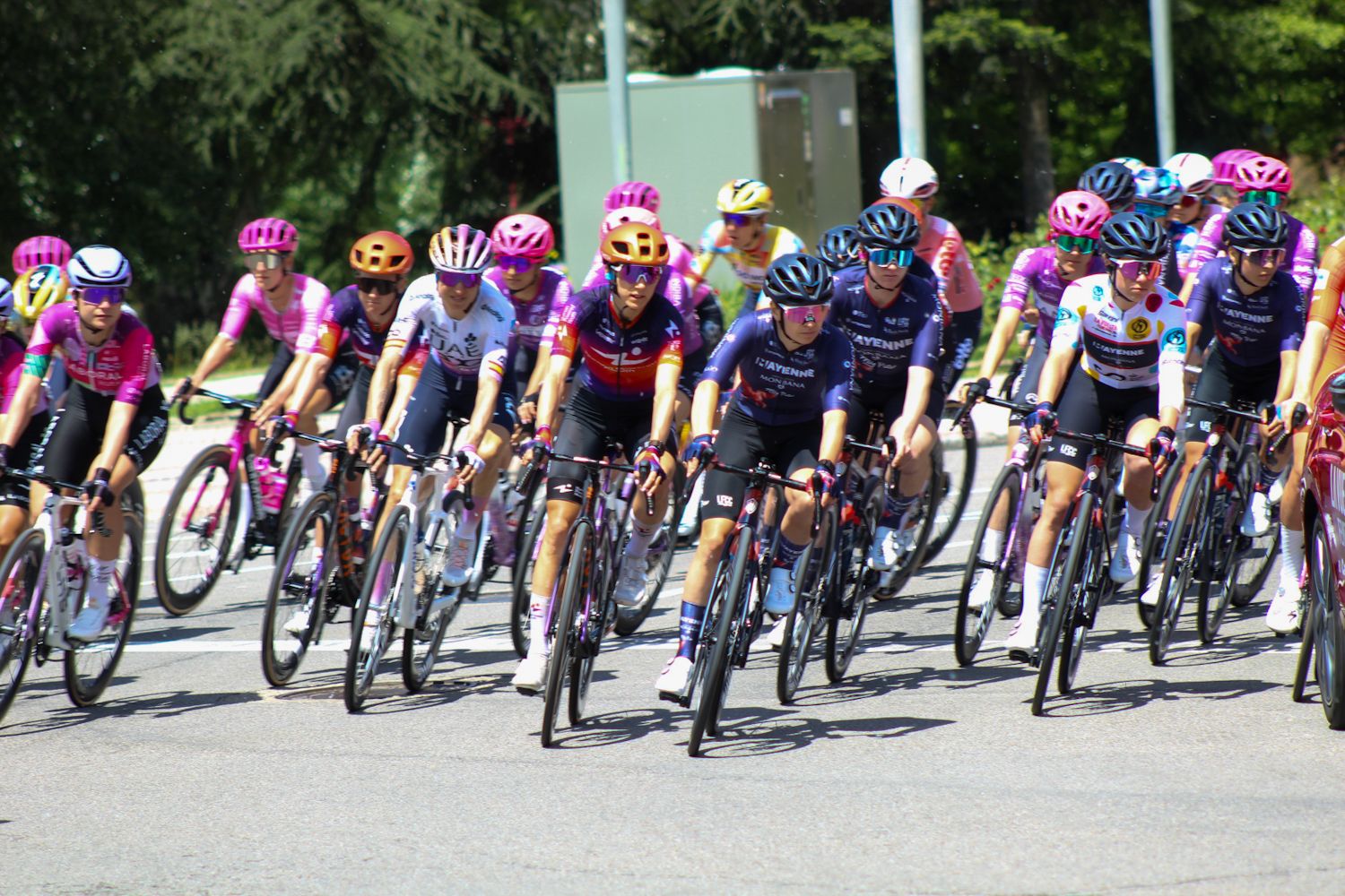 Las ciclistas de La Vuelta Femenina toman las calles de León | José Martín