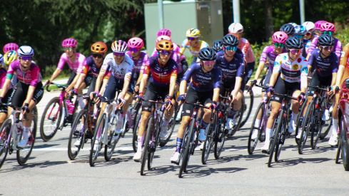 Las ciclistas de La Vuelta Femenina toman las calles de León | José Martín