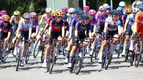 Las ciclistas de La Vuelta Femenina toman las calles de León | José Martín
