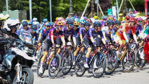 Las ciclistas de La Vuelta Femenina toman las calles de León | José Martín