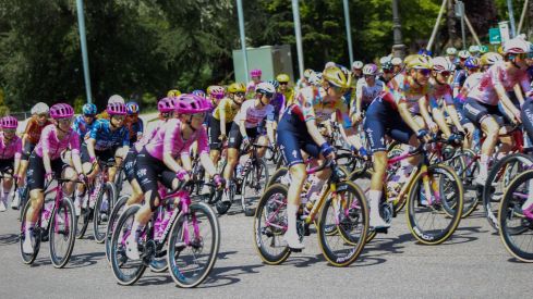 Las ciclistas de La Vuelta Femenina toman las calles de León | José Martín