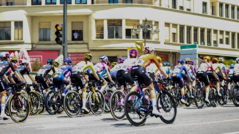 Las ciclistas de La Vuelta Femenina toman las calles de León | José Martín