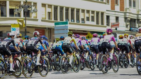 Las ciclistas de La Vuelta Femenina toman las calles de León | José Martín