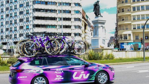Las ciclistas de La Vuelta Femenina toman las calles de León | José Martín