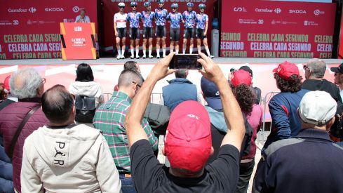 Las ciclistas de La Vuelta Femenina toman las calles de León | Peio García / ICAL