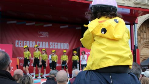 Las ciclistas de La Vuelta Femenina toman las calles de León | Peio García / ICAL