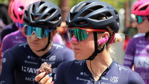 Las ciclistas de La Vuelta Femenina toman las calles de León | Peio García / ICAL