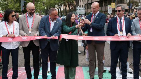Las ciclistas de La Vuelta Femenina toman las calles de León | Peio García / ICAL