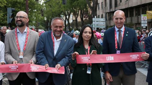 Las ciclistas de La Vuelta Femenina toman las calles de León | Peio García / ICAL