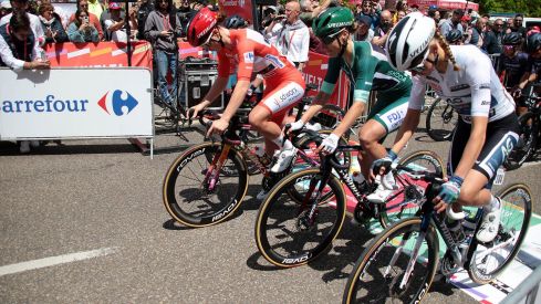 Las ciclistas de La Vuelta Femenina toman las calles de León | Peio García / ICAL