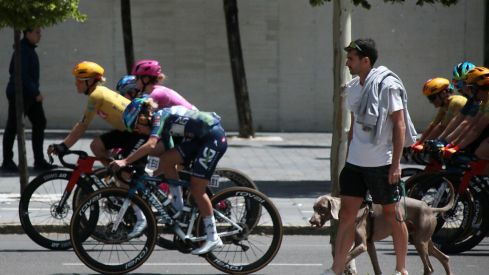 Las ciclistas de La Vuelta Femenina toman las calles de León | Peio García / ICAL