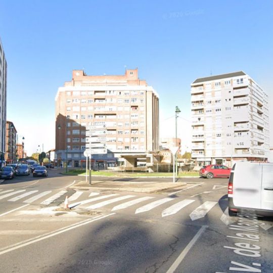 Atropellan a un menor de 10 años en la avenida de la Magdalena en León Atropellan a un menor de 10 años en la avenida de la Magdalena en León
