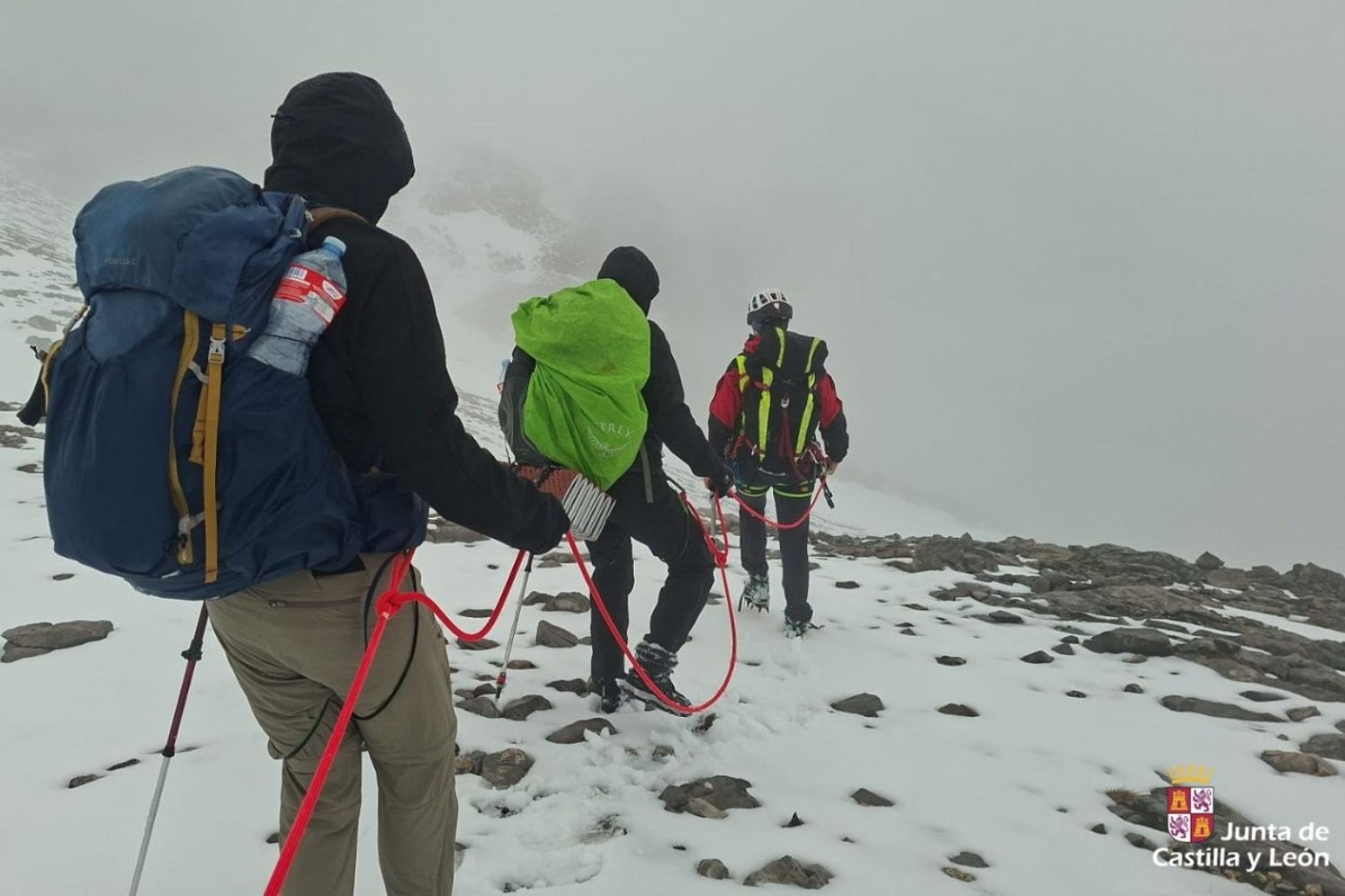 Rescatados dos montañeros atrapados por la nieve en Collado Jermoso (León)