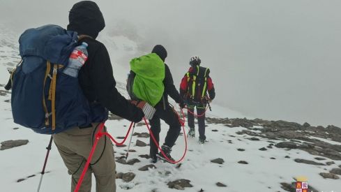 Rescatados dos montañeros atrapados por la nieve en Collado Jermoso (León)
