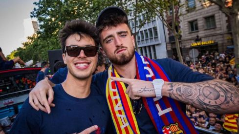 Eder Aller (D) durante la celebración de La Liga del FC Barcelona | IG: Eder Aller Eder Aller (D) durante la celebración de La Liga del FC Barcelona | IG: Eder Aller