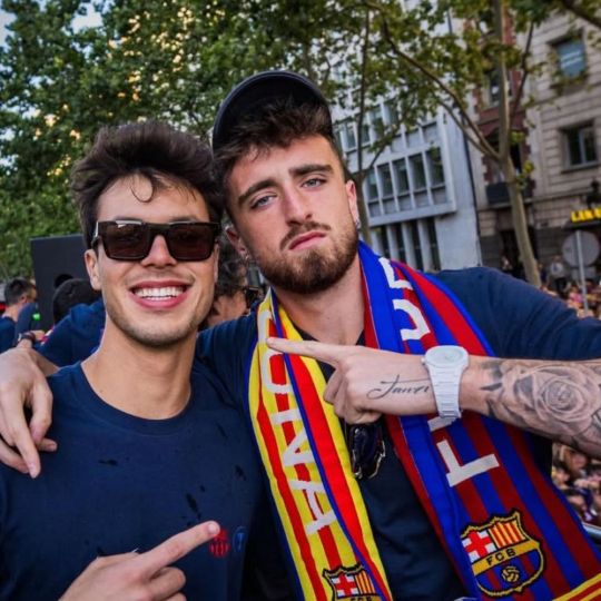 Eder Aller (D) durante la celebración de La Liga del FC Barcelona | IG: Eder Aller Eder Aller (D) durante la celebración de La Liga del FC Barcelona | IG: Eder Aller