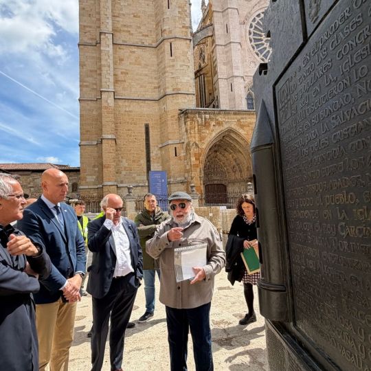 El Ayuntamiento de León recupera el sonido del agua de la escultura de Uriarte a los pies de la Catedral