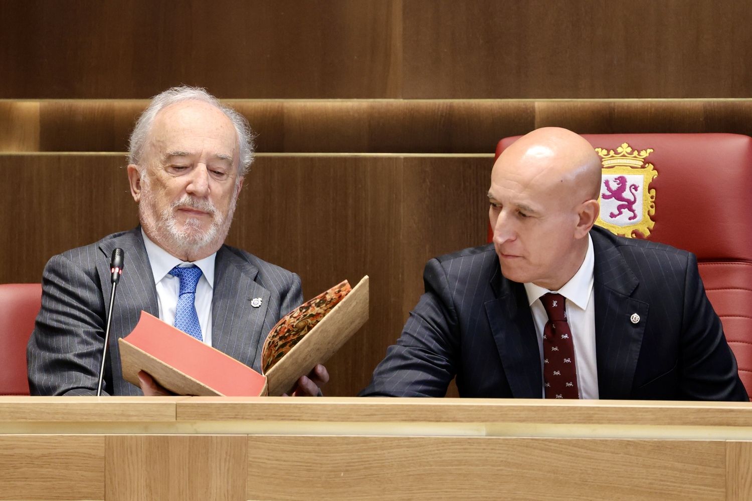 La Corporación Municipal recibe a los académicos de la Real Academia Española minutos antes de celebrar un pleno extraordinario público en León | Carlos S. Campillo / ICAL