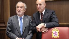 La Corporación Municipal recibe a los académicos de la Real Academia Española minutos antes de celebrar un pleno extraordinario público en León | Carlos S. Campillo / ICAL