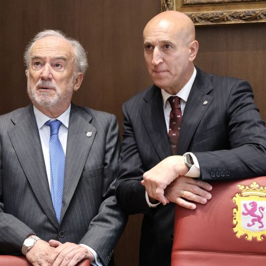 La Corporación Municipal recibe a los académicos de la Real Academia Española minutos antes de celebrar un pleno extraordinario público en León | Carlos S. Campillo / ICAL