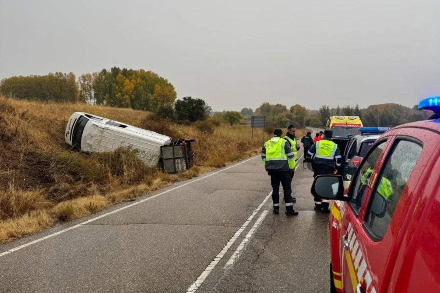 Imagen de archivo de los bomberos de la Diputación y la Guardia Civil en un accidente | Diputación de León