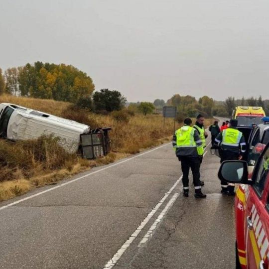 Imagen de archivo de los bomberos de la Diputación y la Guardia Civil en un accidente | Diputación de León