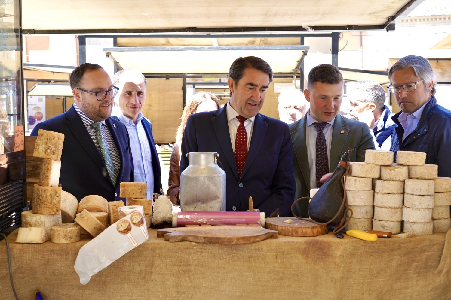 El consejero de Medio Ambiente, Juan Carlos Suárez-Quiñones durante la inauguración de la Feria Iberqueso de Valencia de Don Juan | Carlos S. Campillo / ICAL El consejero de Medio Ambiente, Juan Carlos Suárez-Quiñones durante la inauguración de la Feria Iberqueso de Valencia de Don Juan | Carlos S. Campillo / ICAL