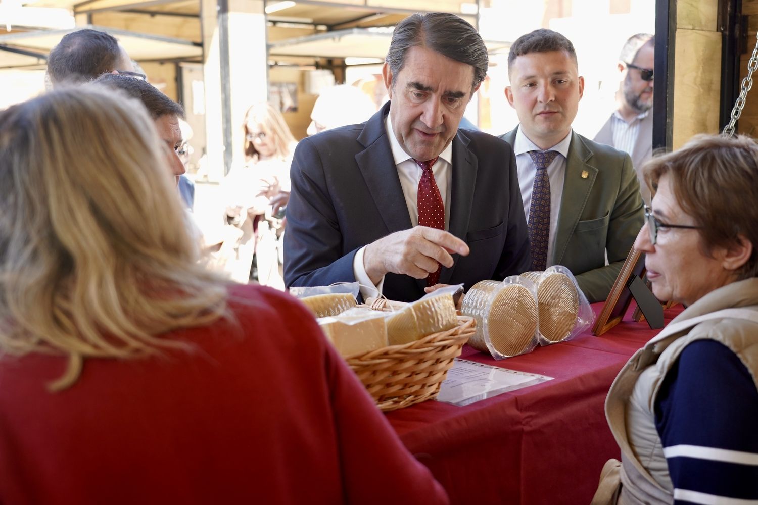 El consejero de Medio Ambiente, Juan Carlos Suárez-Quiñones durante la inauguración de la Feria Iberqueso de Valencia de Don Juan | Carlos S. Campillo / ICAL El consejero de Medio Ambiente, Juan Carlos Suárez-Quiñones durante la inauguración de la Feria Iberqueso de Valencia de Don Juan | Carlos S. Campillo / ICAL