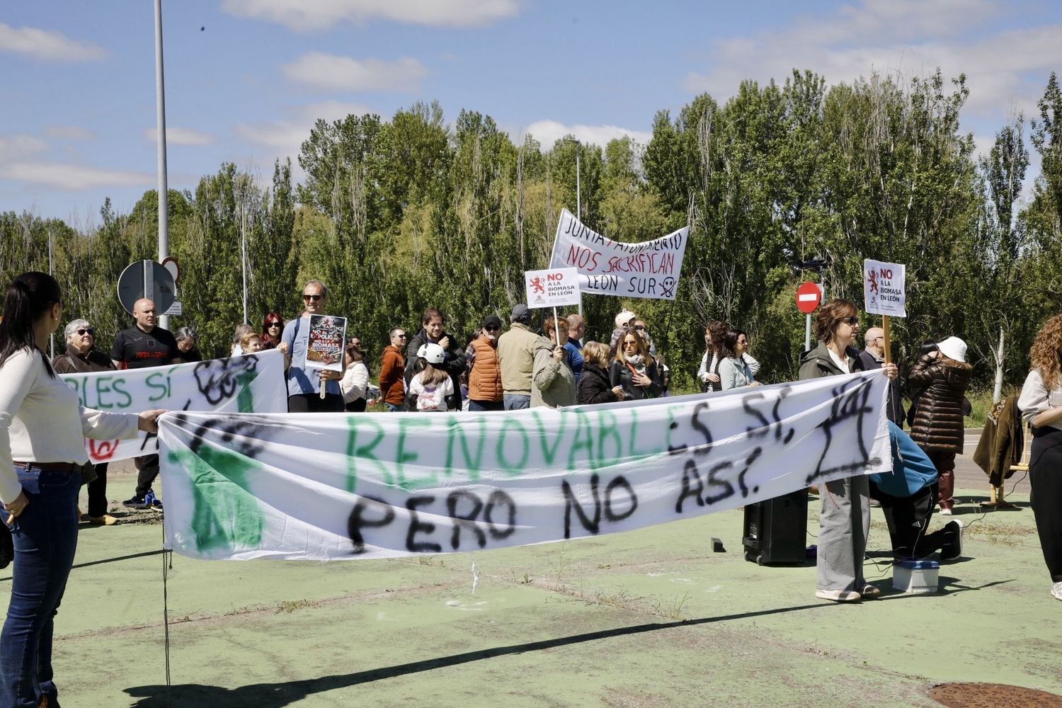 Concentración en protesta contra la planta de biomasa en de la Red de Calor de León | Carlos S. Campillo / ICAL