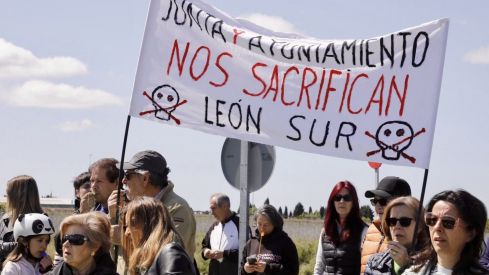 Concentración en protesta contra la planta de biomasa en de la Red de Calor de León | Carlos S. Campillo / ICAL Concentración en protesta contra la planta de biomasa en de la Red de Calor de León | Carlos S. Campillo / ICAL