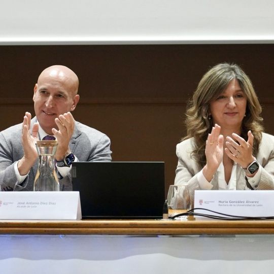 El alcalde de León muestra su apoyo al proyecto Eureca-Pro y a la investigación en consumo y producción sostenibles | Carlos S. Campillo / ICAL El alcalde de León muestra su apoyo al proyecto Eureca-Pro y a la investigación en consumo y producción sostenibles | Carlos S. Campillo / ICAL