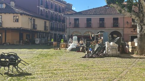 Netflix aterriza en León con un centenar de figurantes y la Plaza del Grano como gran escenario