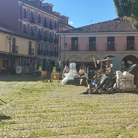 Netflix aterriza en León con un centenar de figurantes y la Plaza del Grano como gran escenario Netflix aterriza en León con un centenar de figurantes y la Plaza del Grano como gran escenario