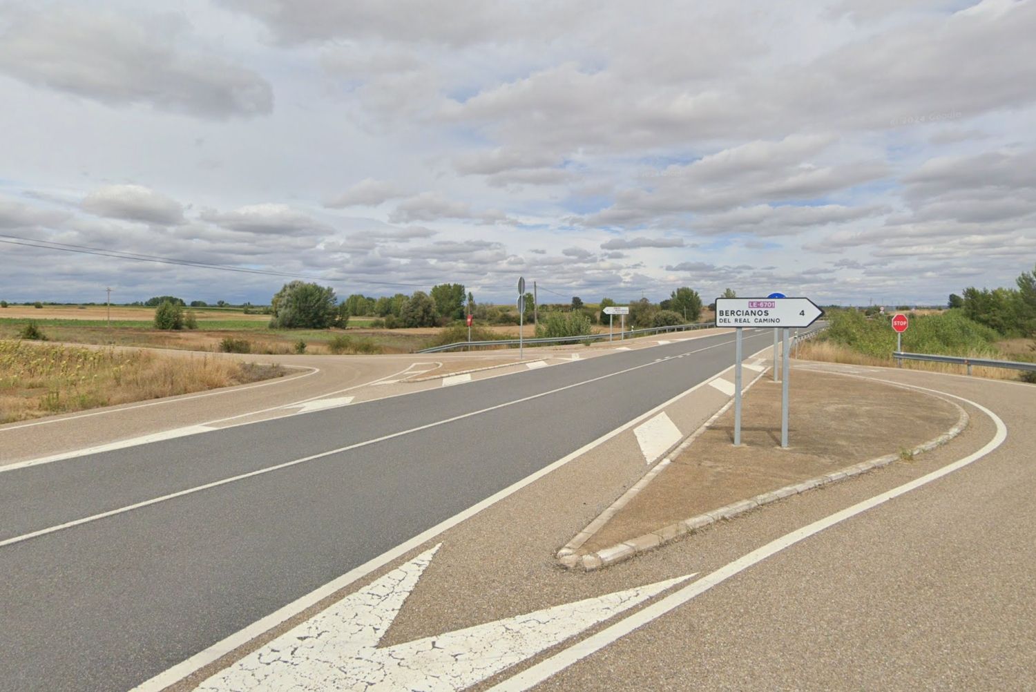 Acceso a Bercianos del Real Camino desde la N-120