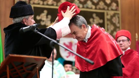 La ULE se plantea retirar el Honoris Causa a Zapatero si “se confirman los indicios” del caso Plus Ultra | Carlos S. Campillo / ICAL La ULE se plantea retirar el Honoris Causa a Zapatero si “se confirman los indicios” del caso Plus Ultra | Carlos S. Campillo / ICAL